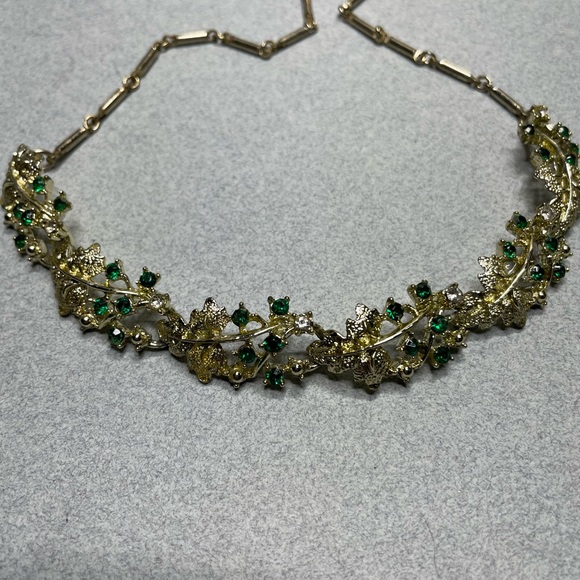 Vintage 16” Collar Necklace Green & White Rhinestones On Golden Leaves Glamorous - Picture 8 of 8